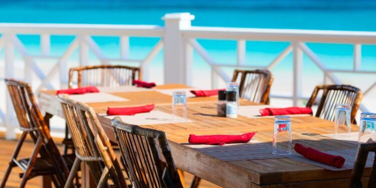 Restaurante junto al mar con amplia terraza en La Pineda