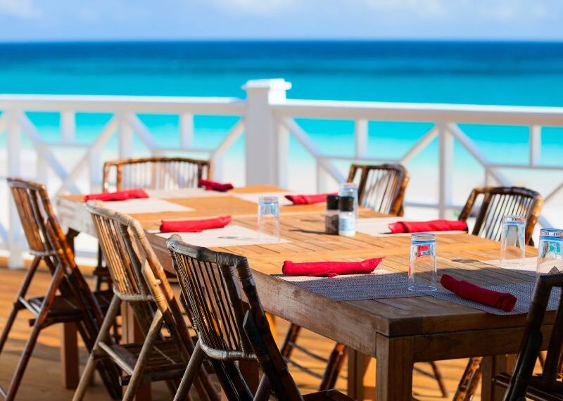 Restaurante junto al mar con amplia terraza en La Pineda